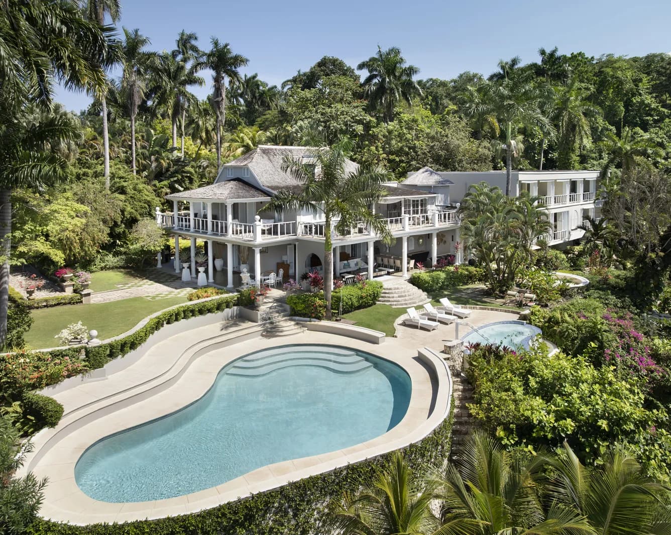 Das Anwesen mit Haupthaus, Gästehäusern und Pool aus der Luft