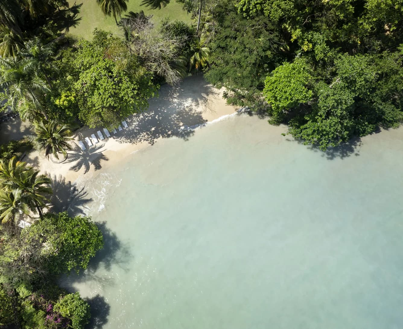 Der private Sandstrand des Anwesens von oben