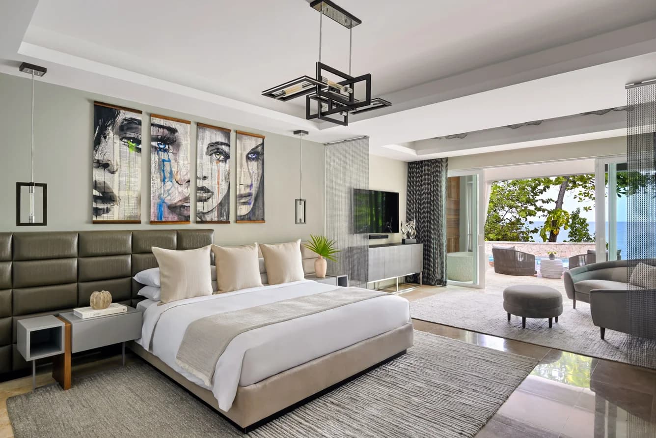 Schlafzimmer mit großformatiger Kunst