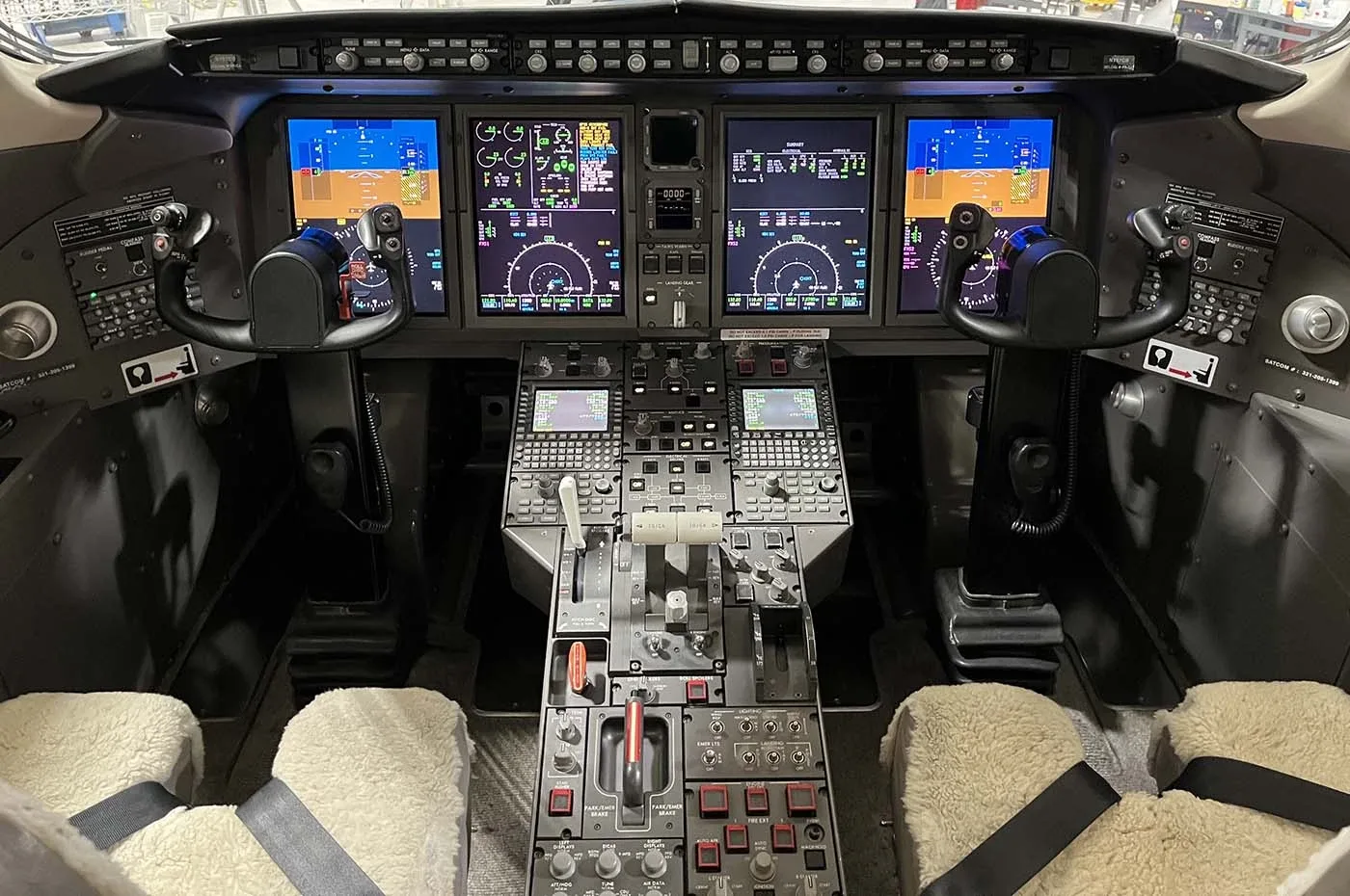 Cockpit des Bombardier Challenger