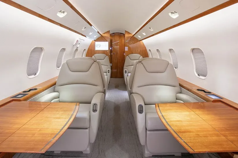 Sitzgruppe in der Kabine des Bombardier Challenger