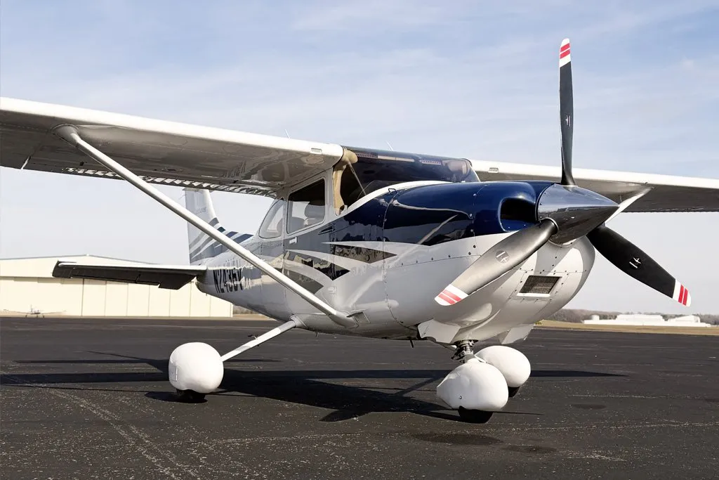 Cessna 182 Skylane auf dem Vorfeld