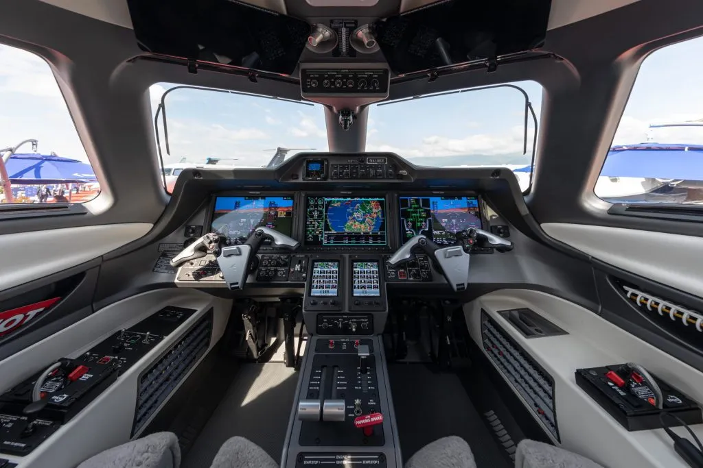 Cockpit des Embraer Phenom 100EX