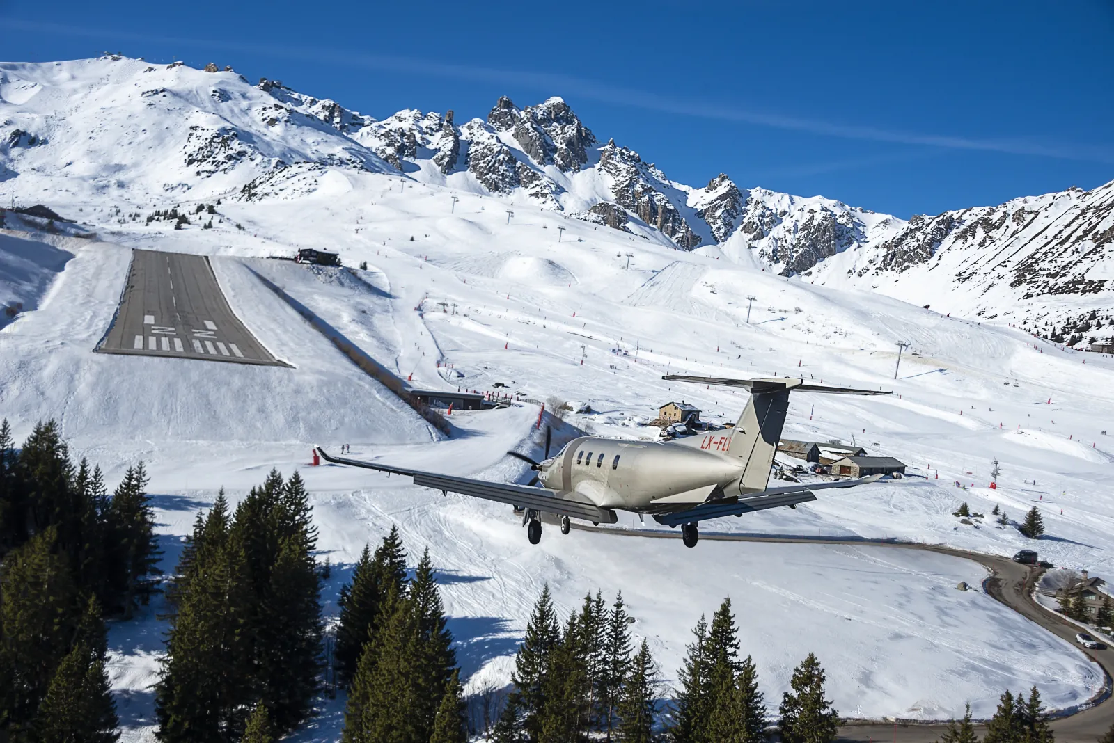 Pilatus PC-12 NGX im Anflug auf den Altiport Courchevel