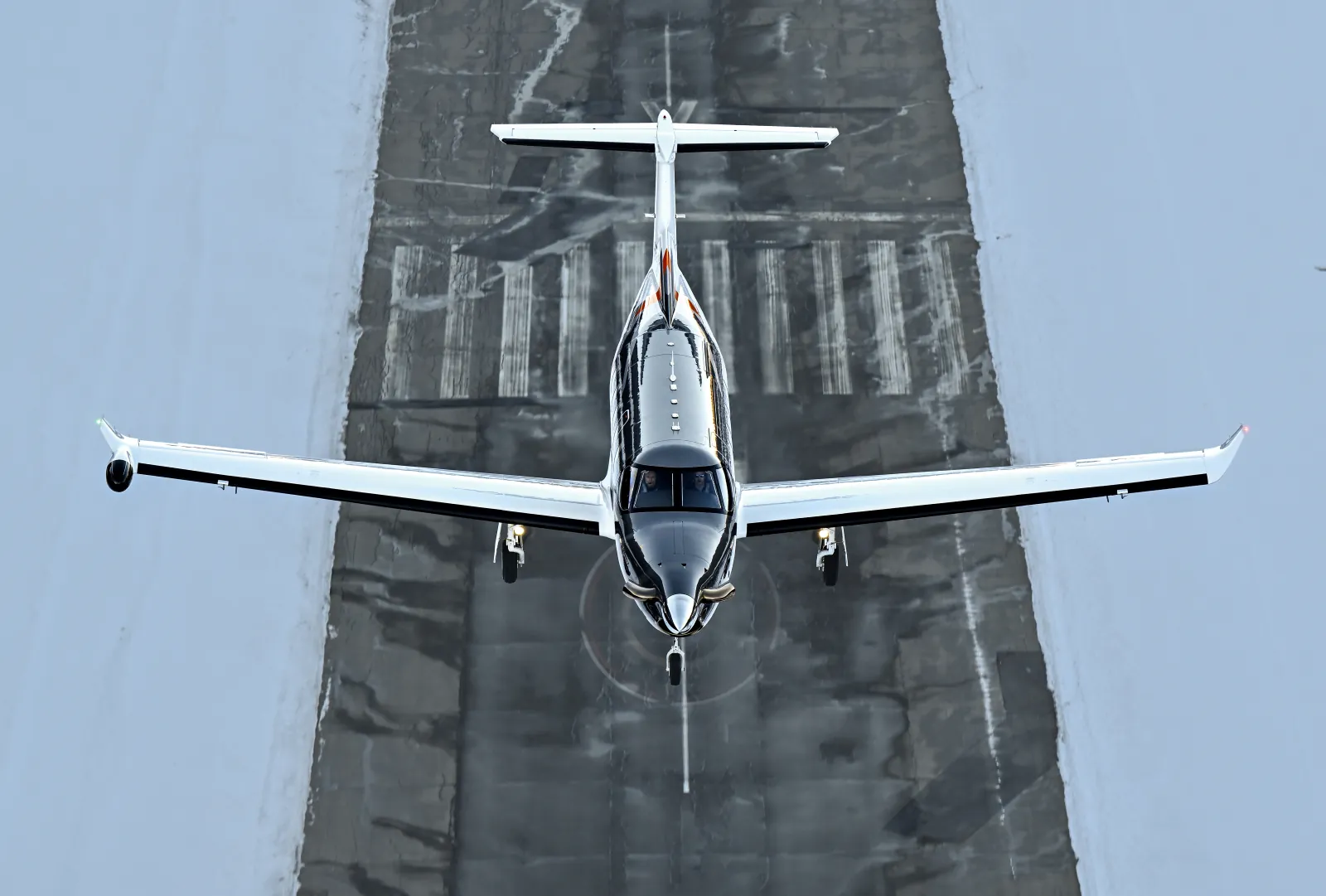 Pilatus PC-12 NGX beim Start von der Piste