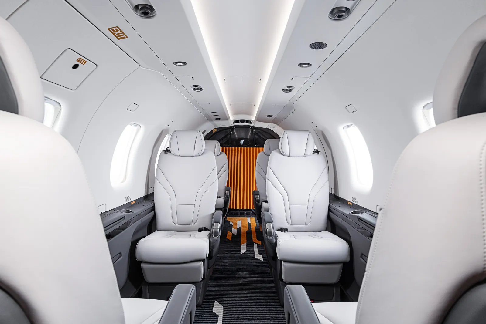 Kabine der Pilatus PC-12 NGX mit hellen Ledersitzen