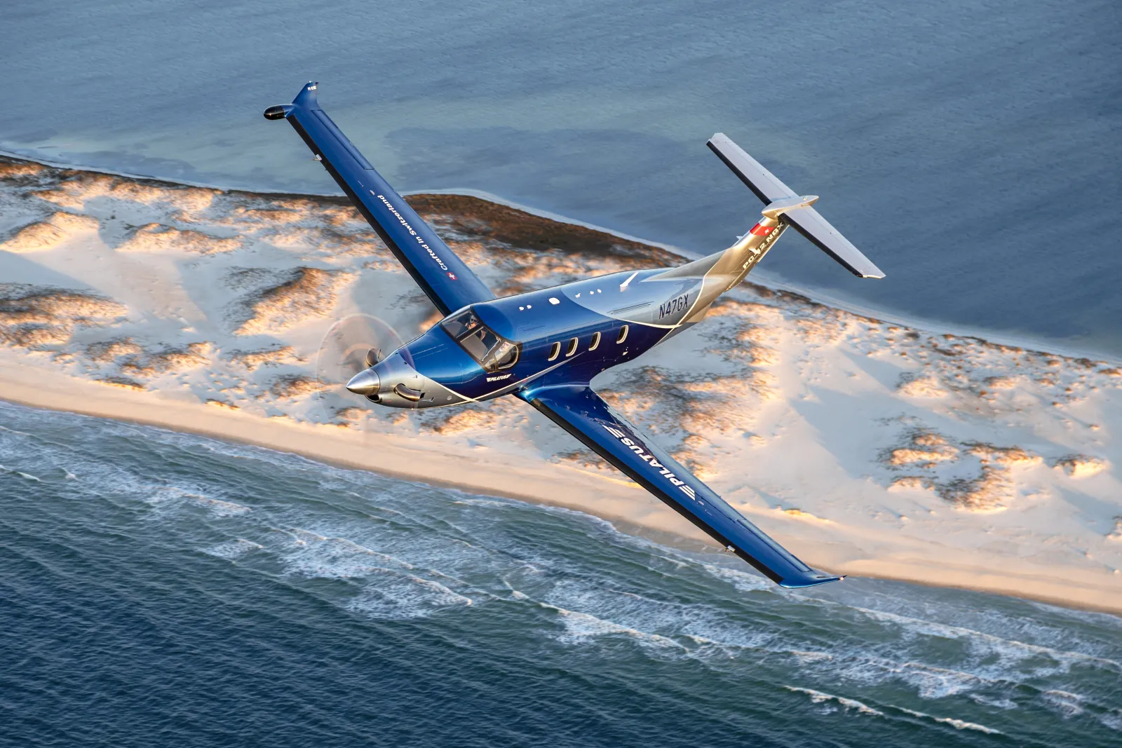 Pilatus PC-12 NGX im Flug über einer Sandbank