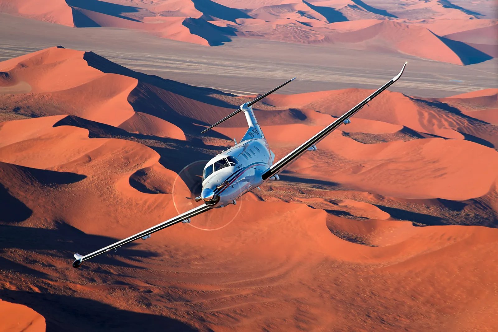 Pilatus PC-12 NGX im Flug über den Dünen der Namib