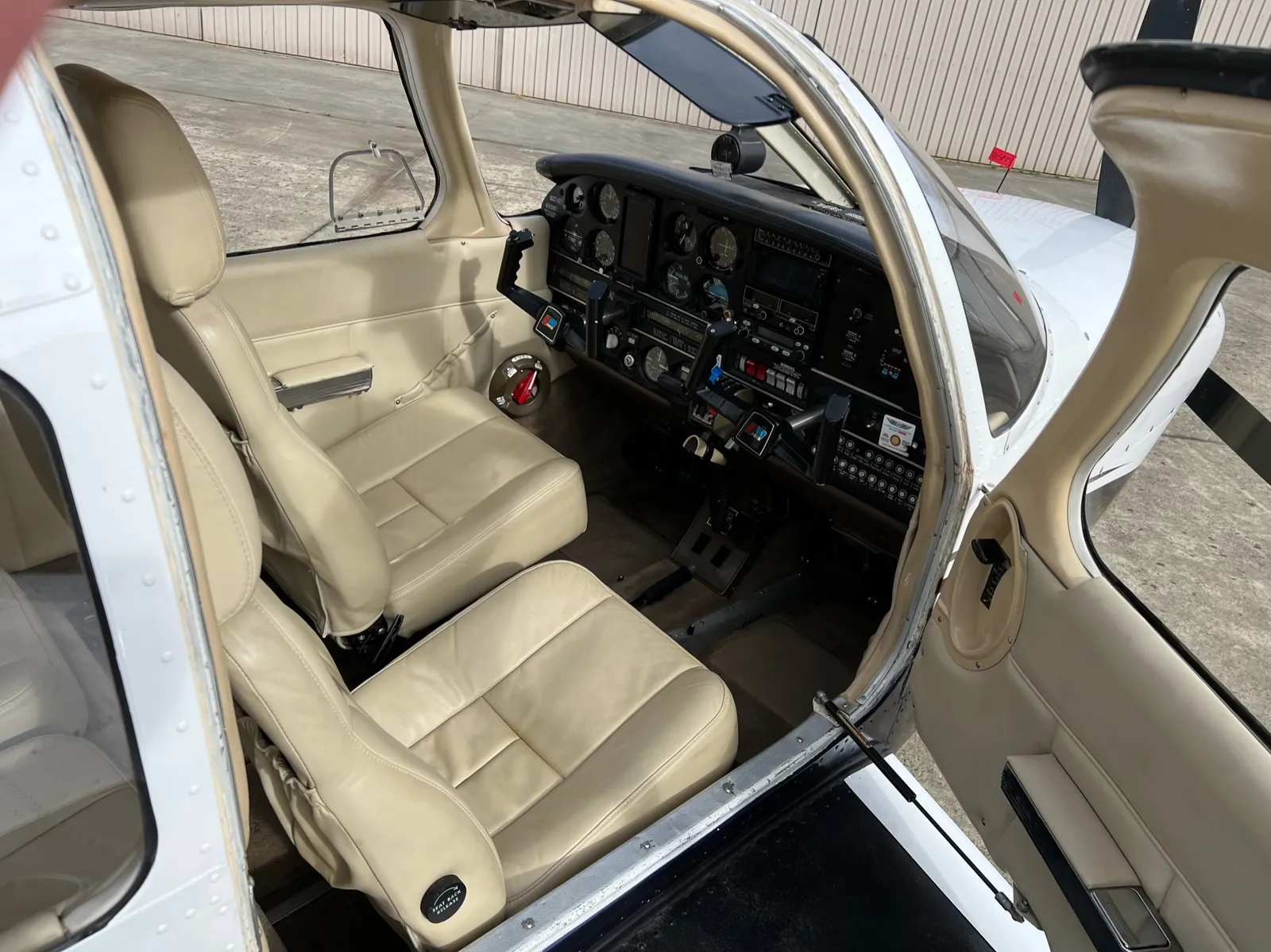 Cockpit der Piper PA-28R Turbo Arrow